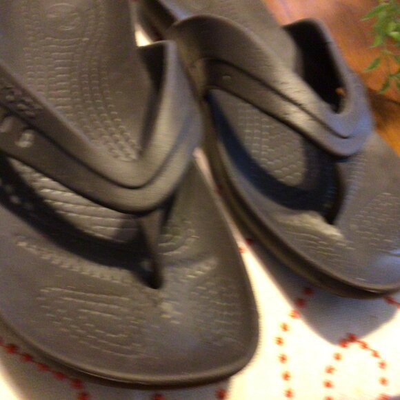 2 Pair of Croc Shoes 1 Size 10 Flipflops 11 Prettyzys Gray Wallet - Picture 3 of 8